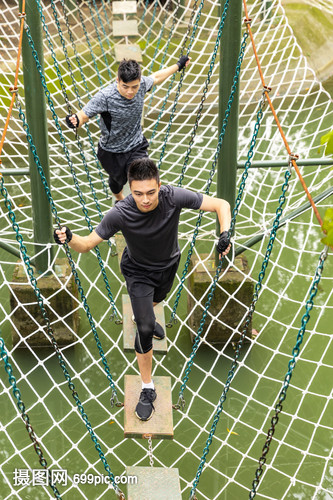 素质拓展障碍训练