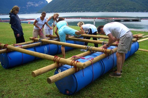 铁血教育|水上拓展训练项目《扎筏泅渡》