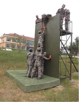 拓展训练项目攀爬墙