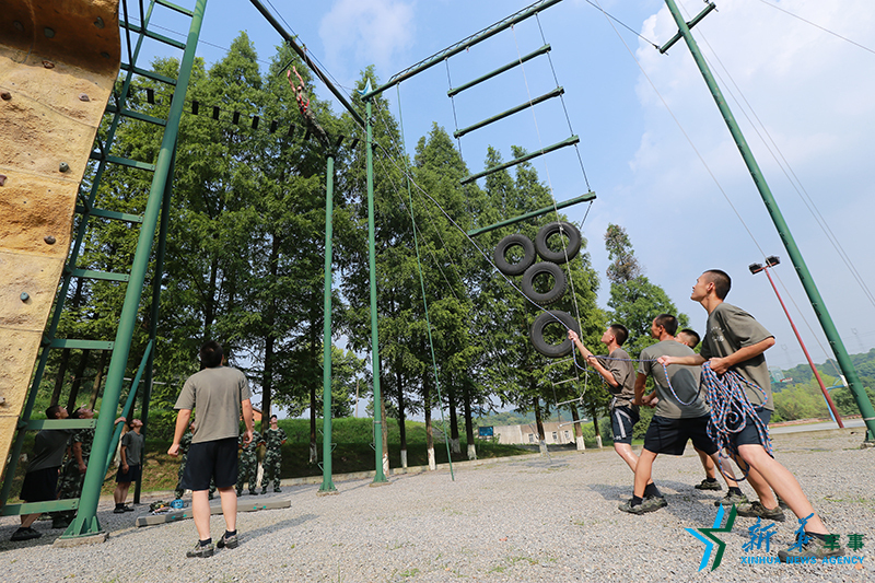 10米高空抓单杠 武警边防部队拓展训练挑战心理极限