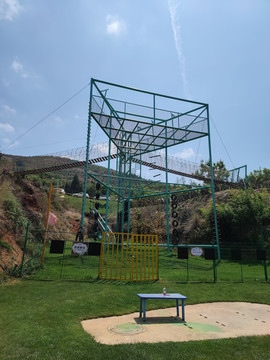 拓展训练设施 构筑团队精神与个人潜能的基石